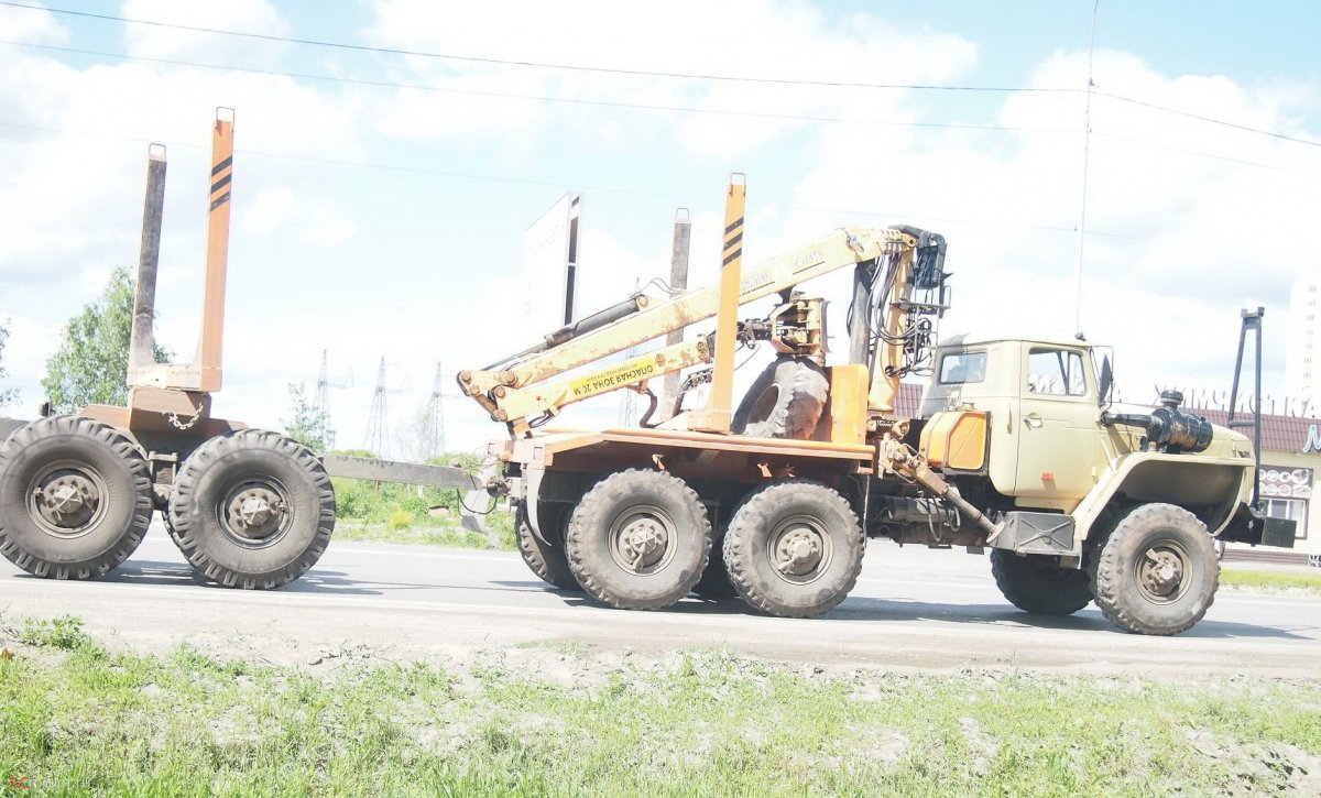 Урал 375 лесовоз с манипулятором