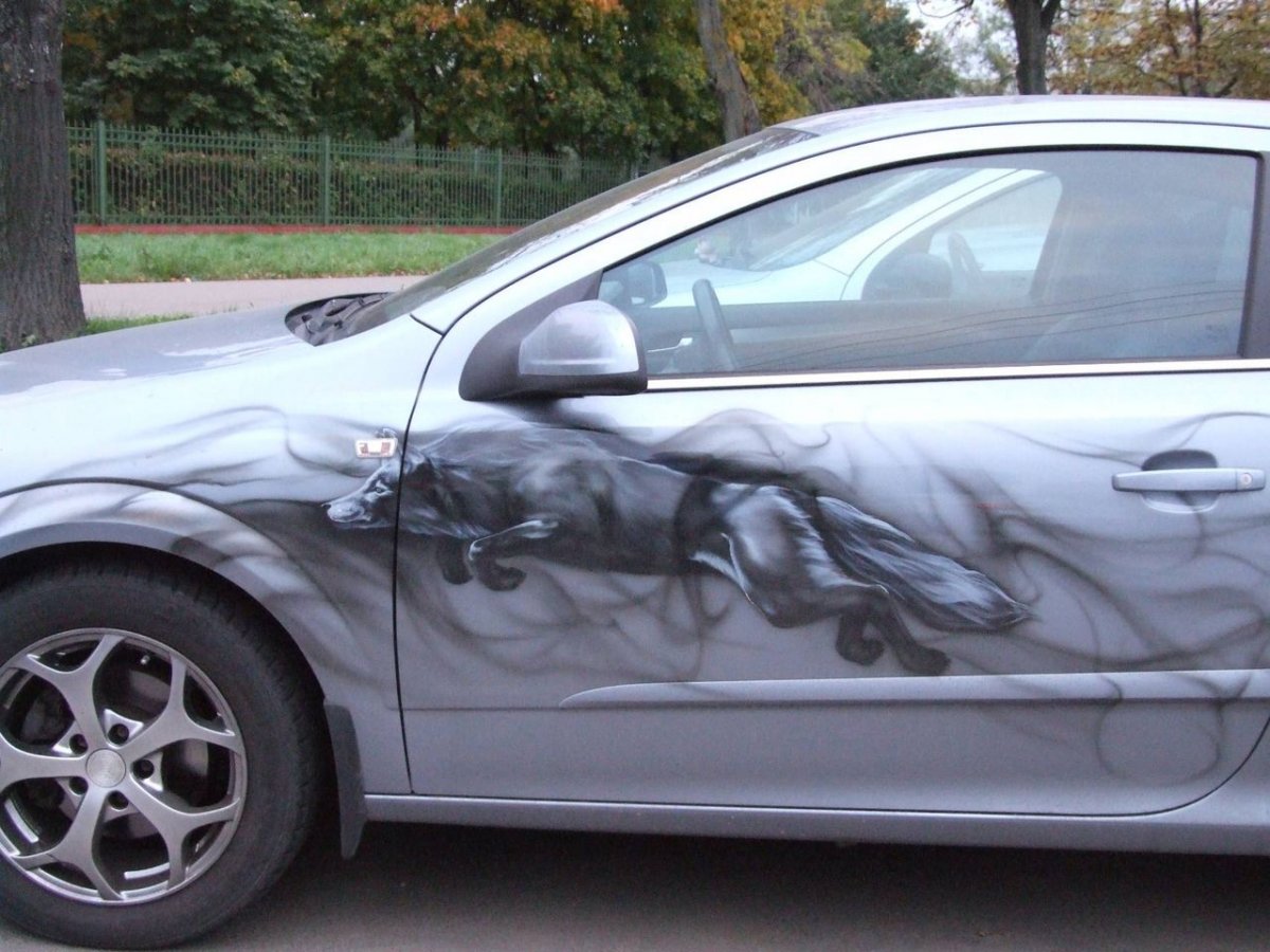 Аэрография серебристый автомобиль