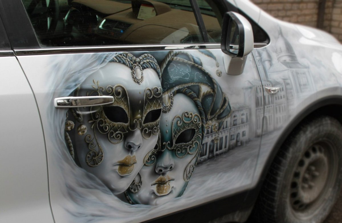 Крутая аэрография на белом авто