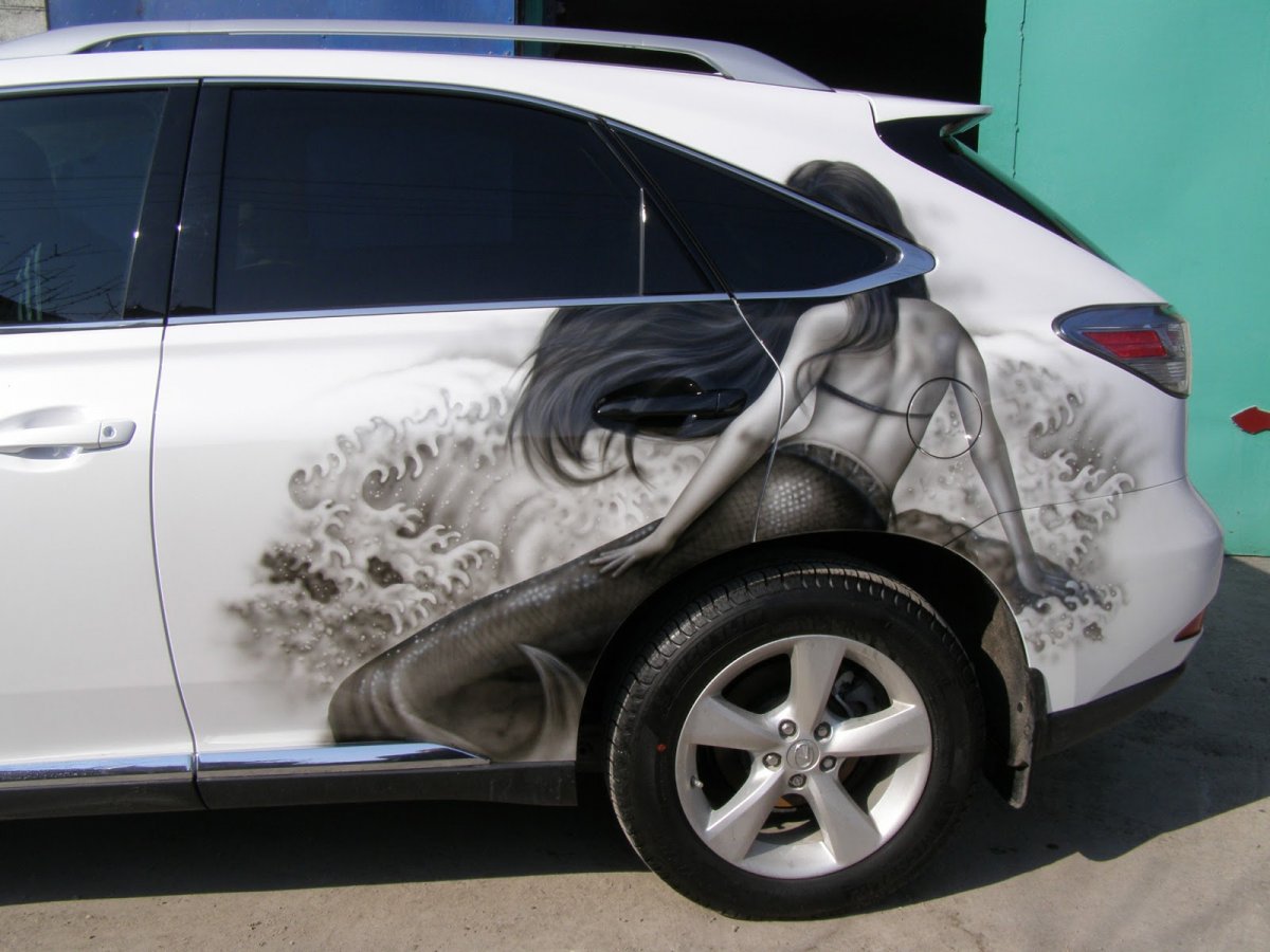 Аэрография на белой машине