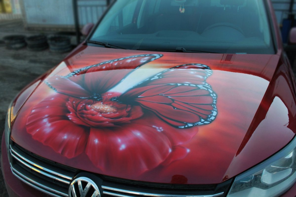 Аэрография на Красном капоте автомобиля