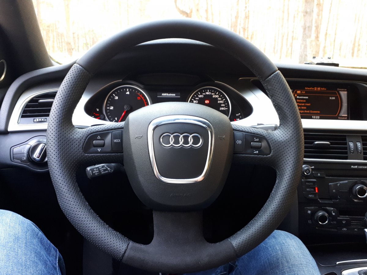 Женские руки на руле