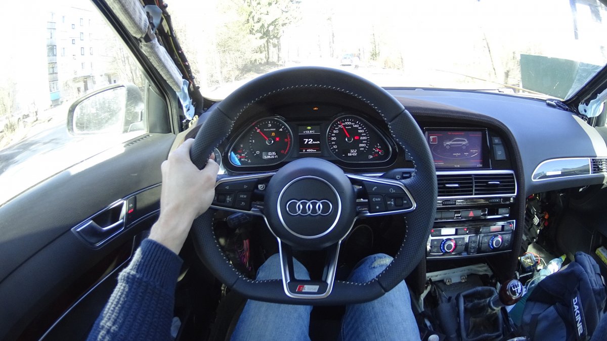 Женская рука на руле Ауди