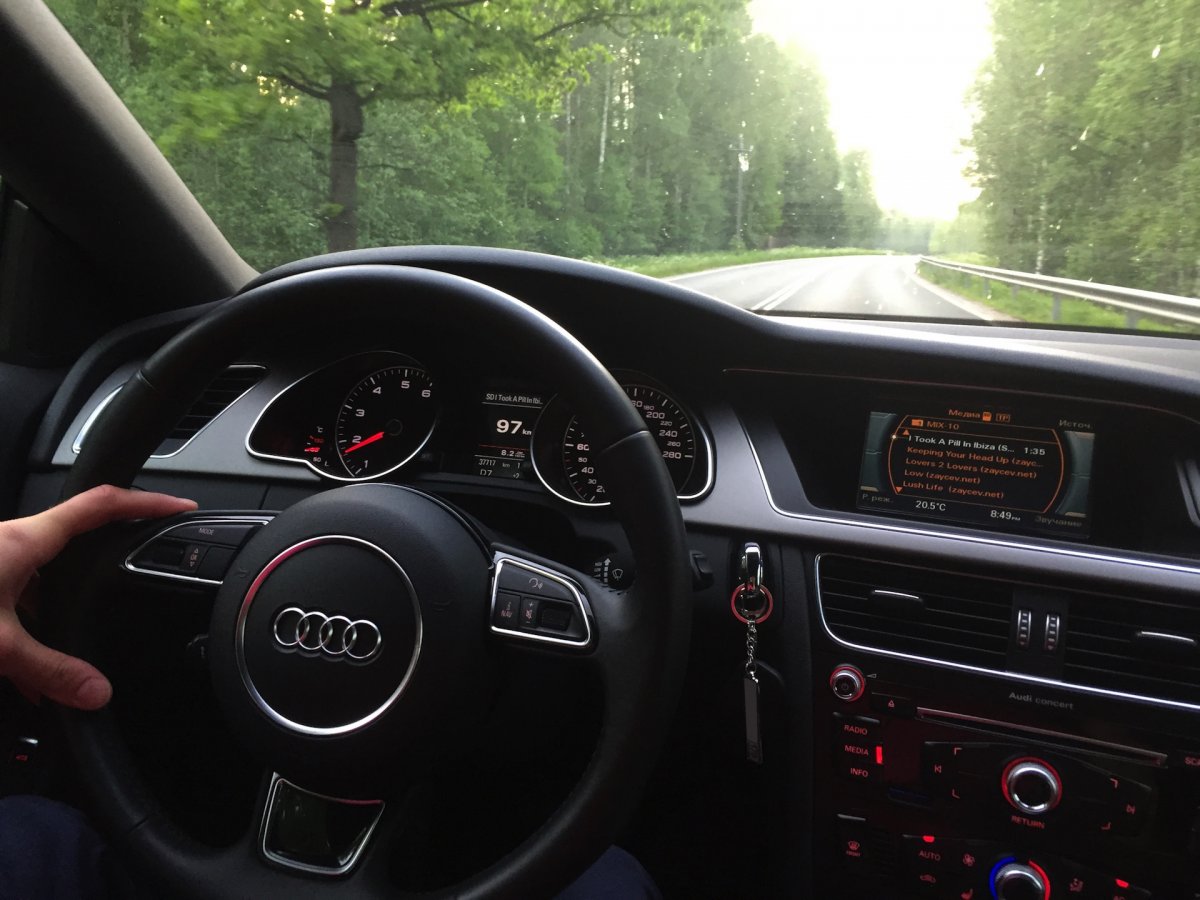 Девушка за рулем Ауди