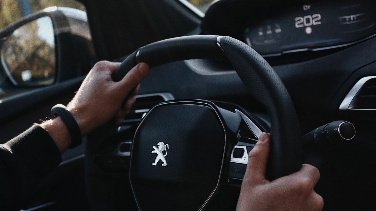 Девушка за рулем Фольксвагена