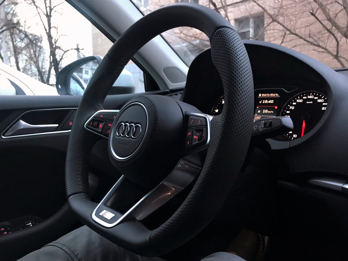 Девушка в машине Ауди