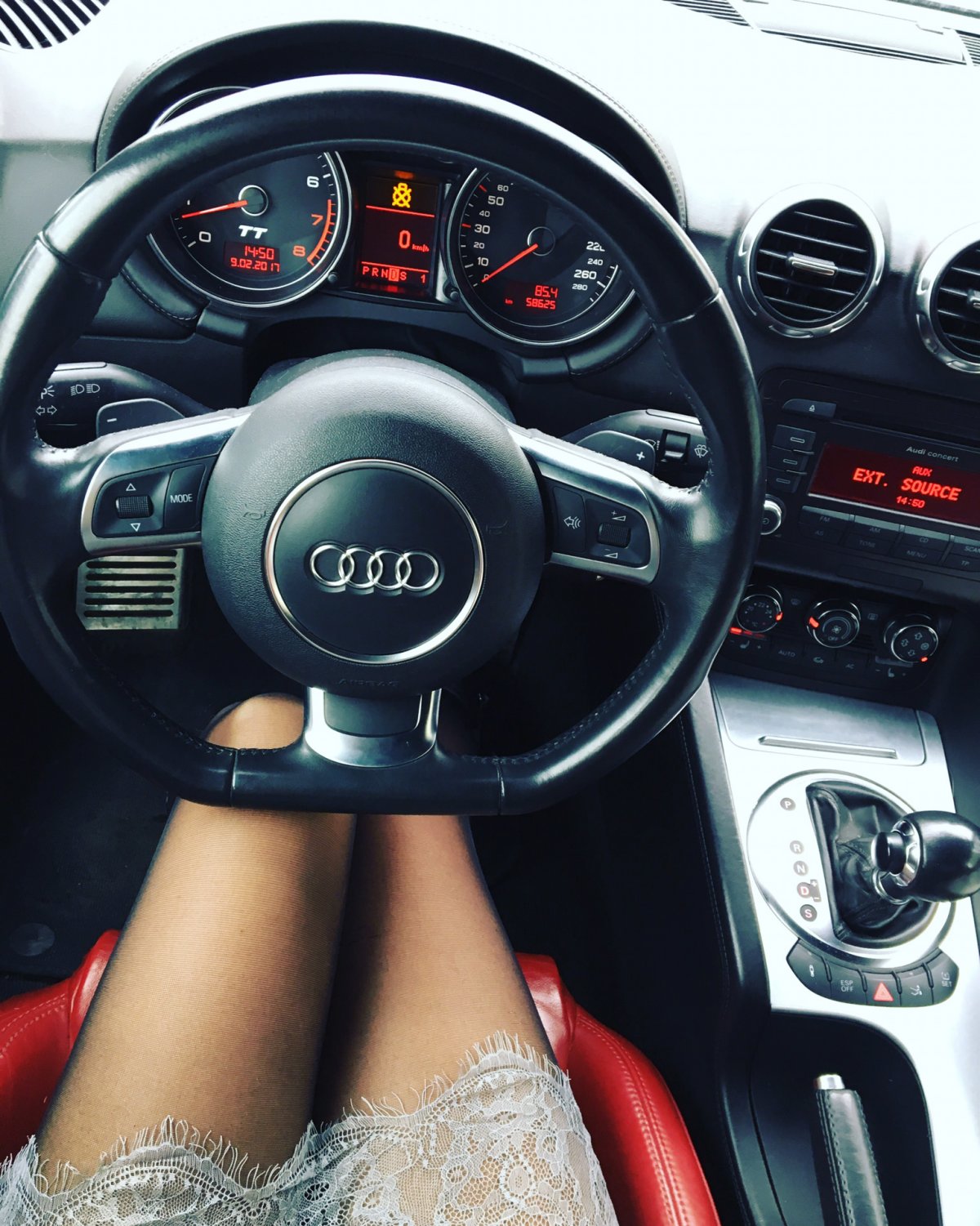 Мужские руки на руле автомобиля