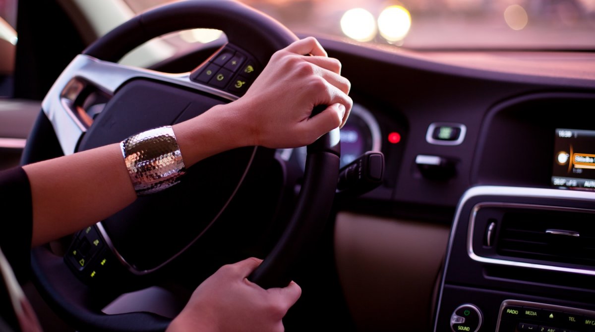 Девушка за рулем