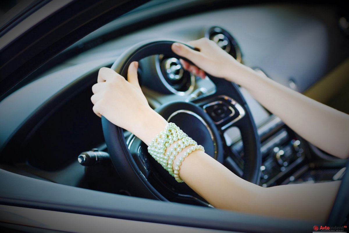 Женские руки на руле
