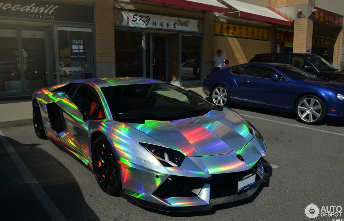 Ламборджини авентадор неон
