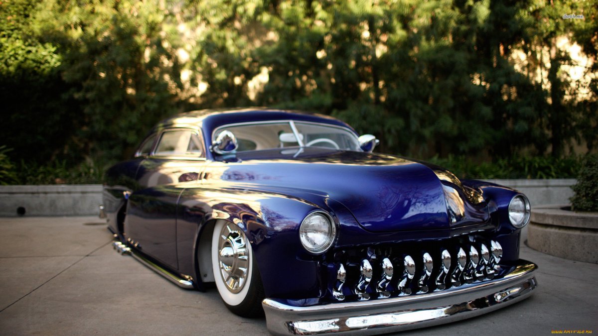 Девушка на фоне дорогой машины