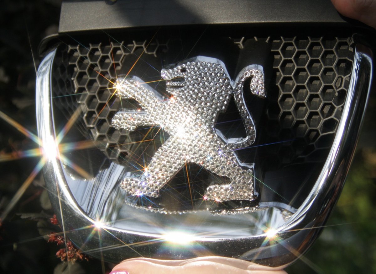 Марка машины со львом