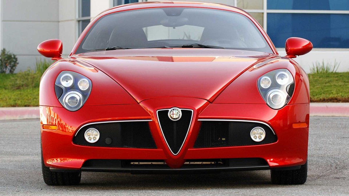 Машина Alfa Romeo 8c Competizione