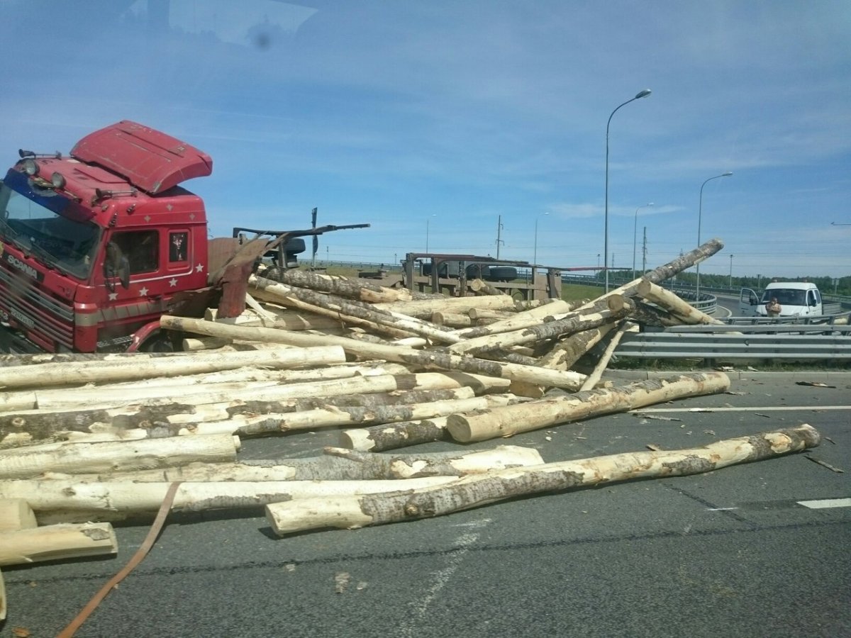 Аварии лесовозов с бревнами