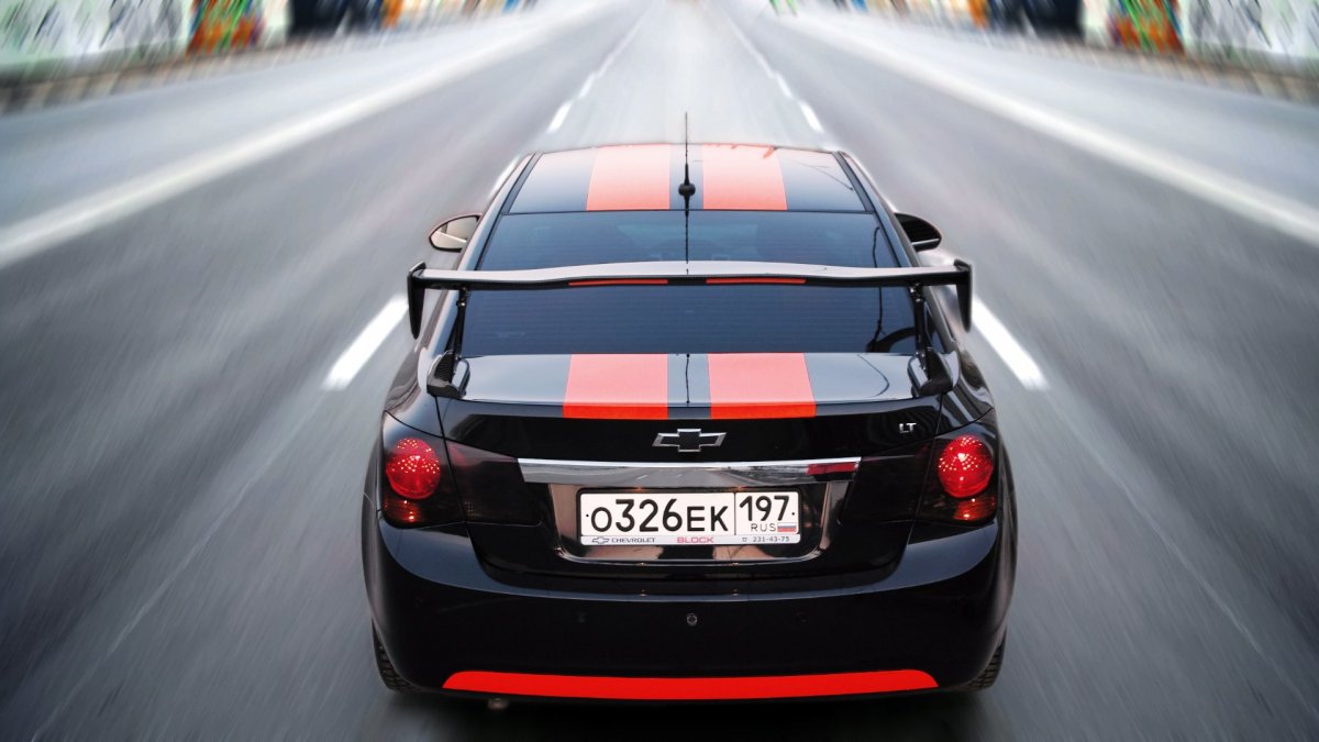 Черная машина с красными полосками