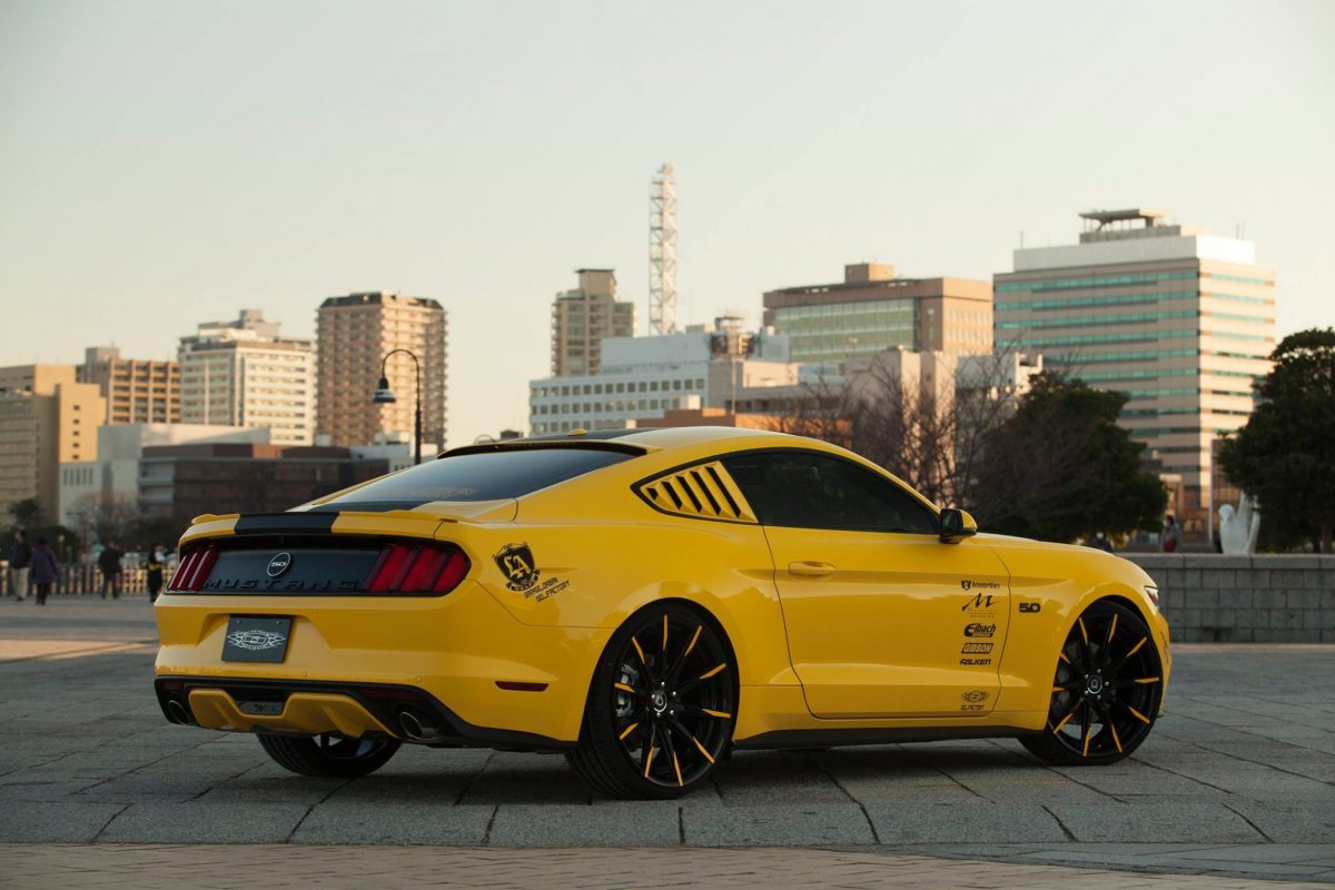 Ford Mustang Shelby gt500 с красными полосками