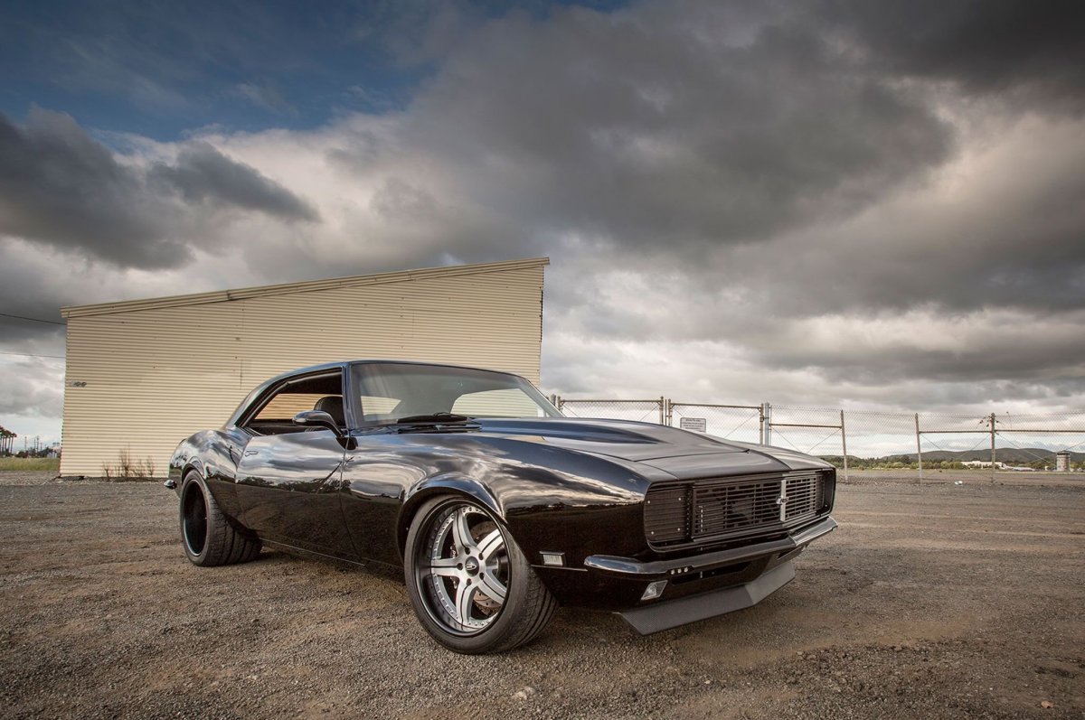 Белый Шевроле Камаро 1968