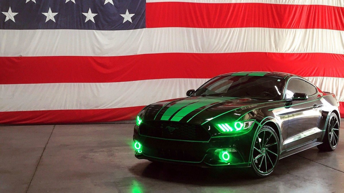 Форд Мустанг черная с зелёным