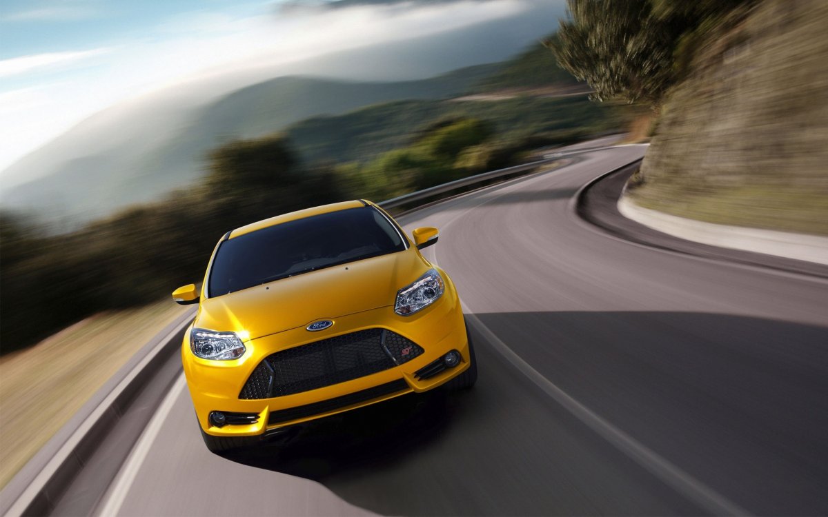 Жёлтый Форд Мондео