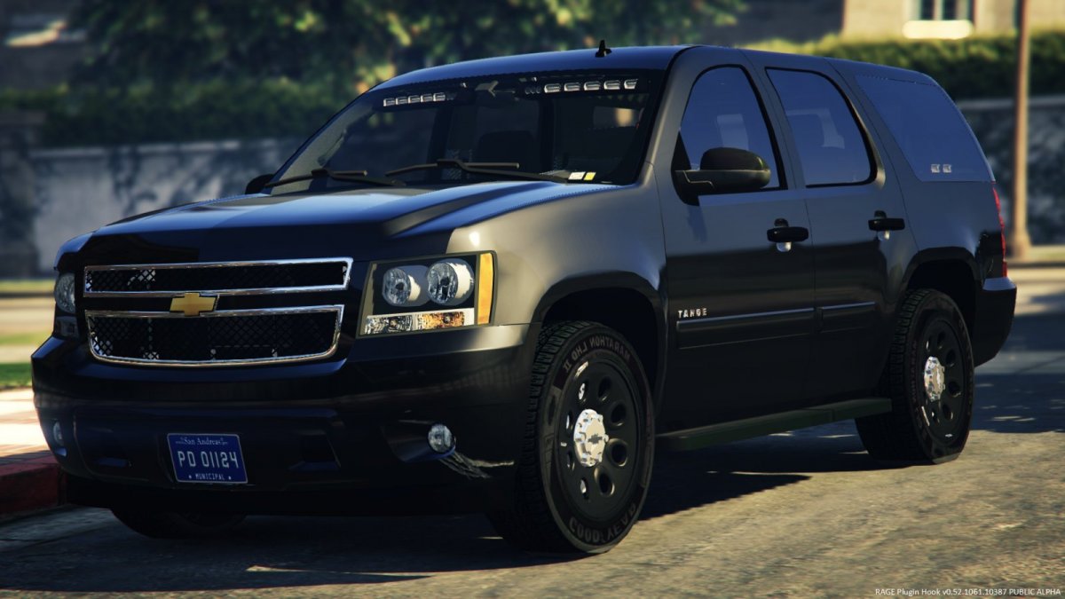 Chevrolet Tahoe 2021 и человек