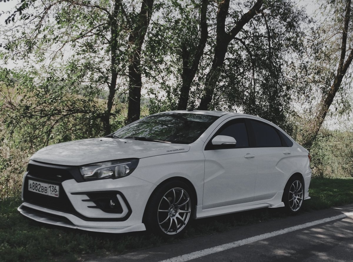 Лада Веста белая тюнинговая