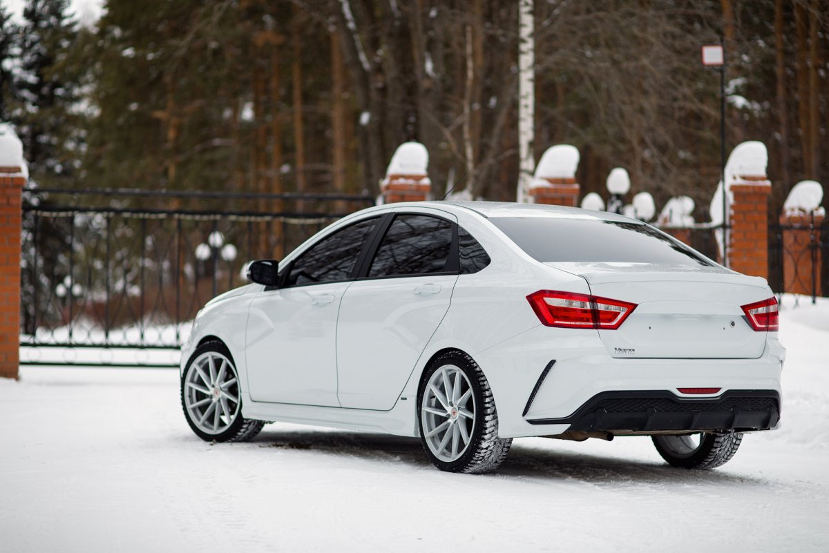 Лада Веста белая тюнинговая