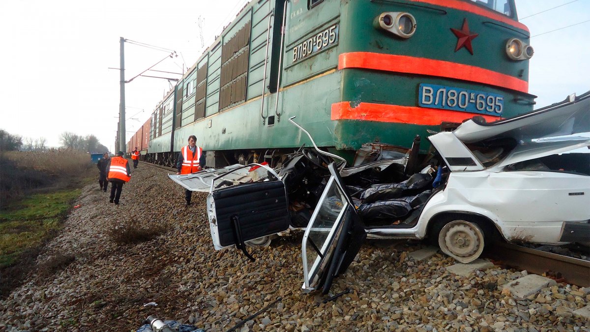 Автомобиль на ЖД переезде