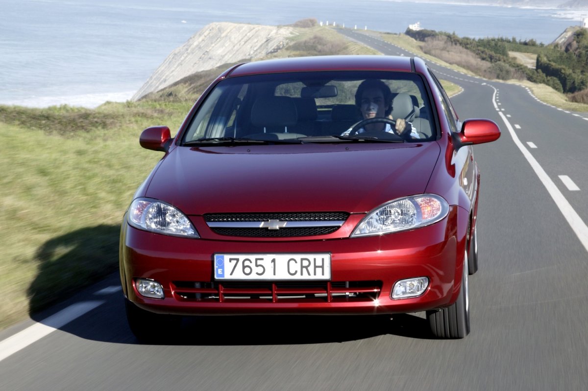 Шевроле Лачетти хэтчбек белая