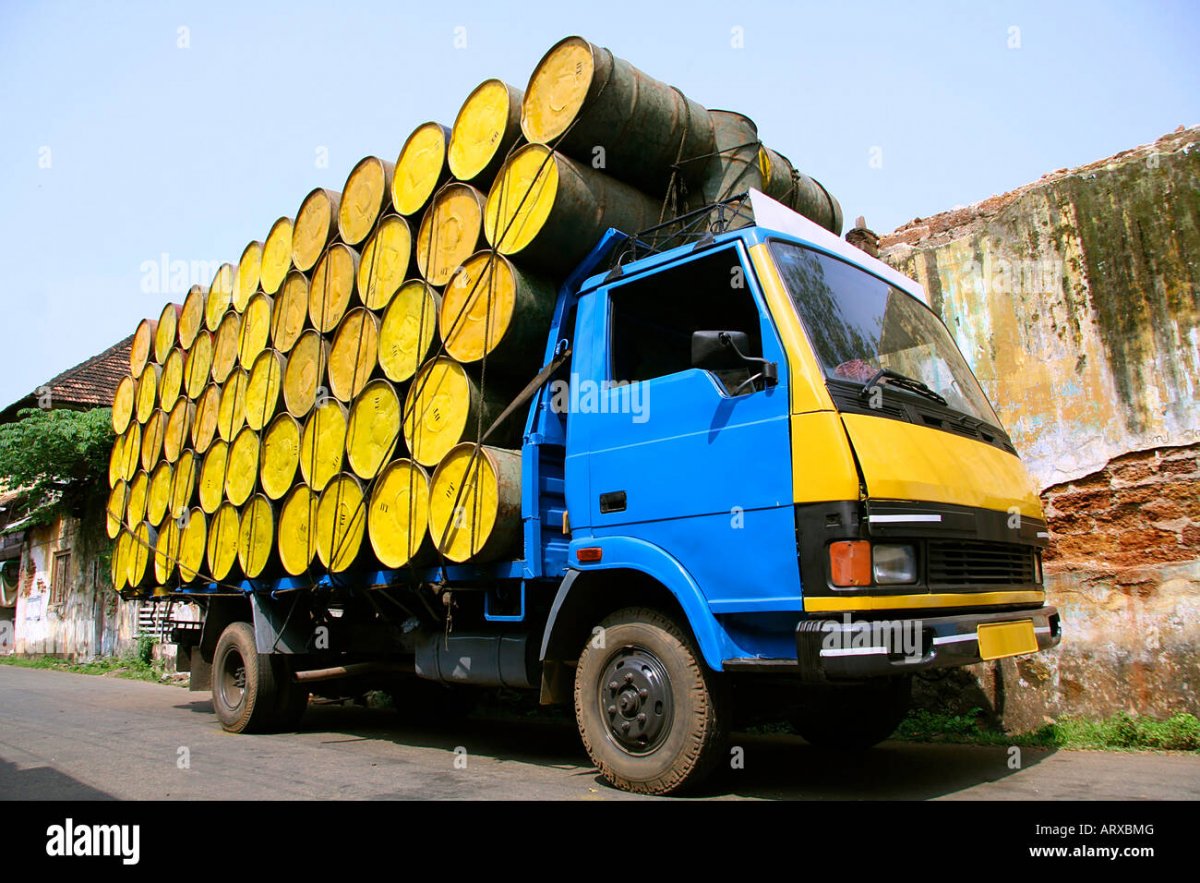 Грузовая машина с бочками