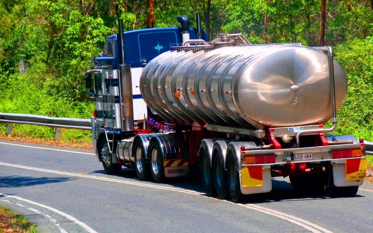 Грузовик для перевозки опасных грузов