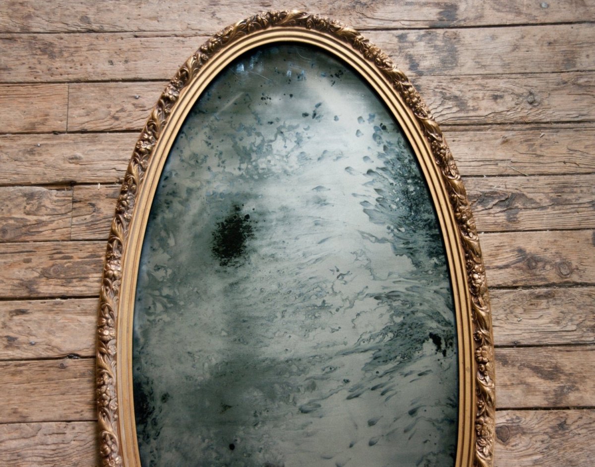 Овальное зеркало в зеленой рамке