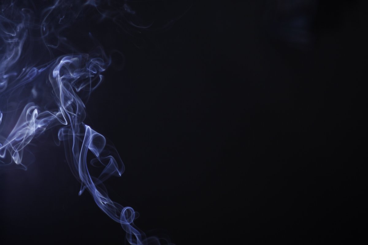 Дым на черном фоне