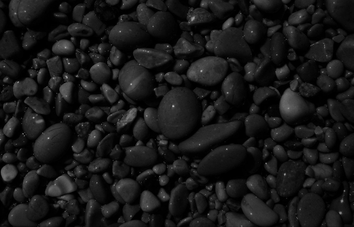 Черная галька