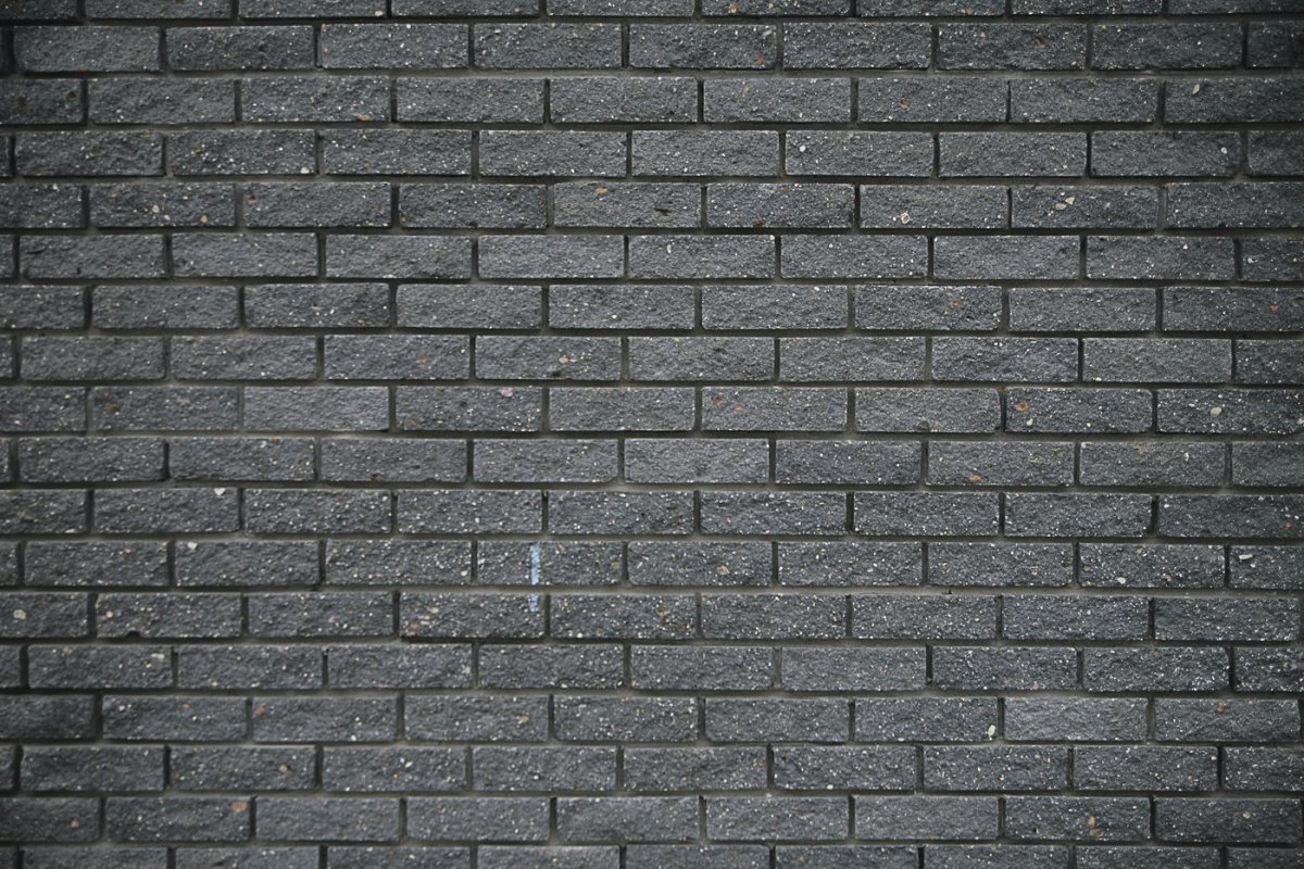 Серая кирпичная стена