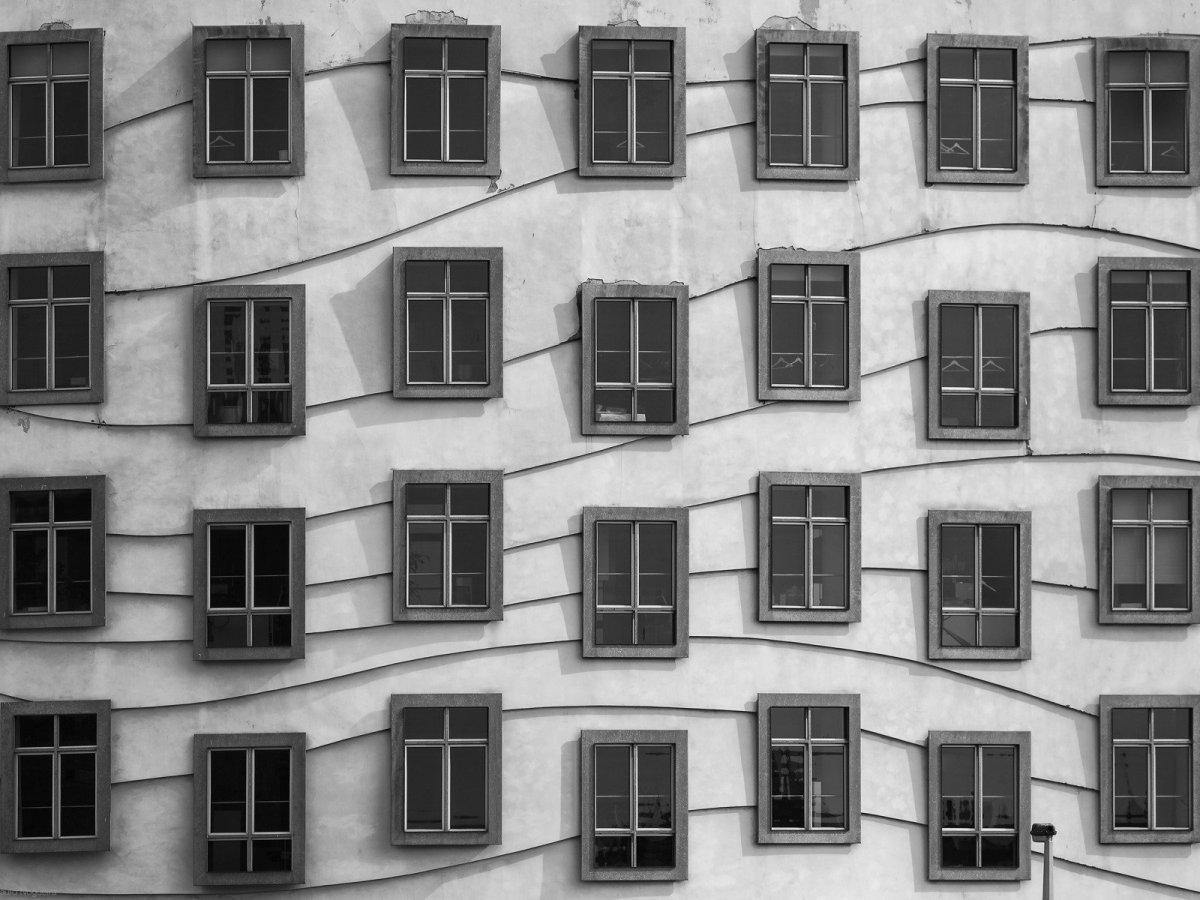 Многоэтажный дом окна