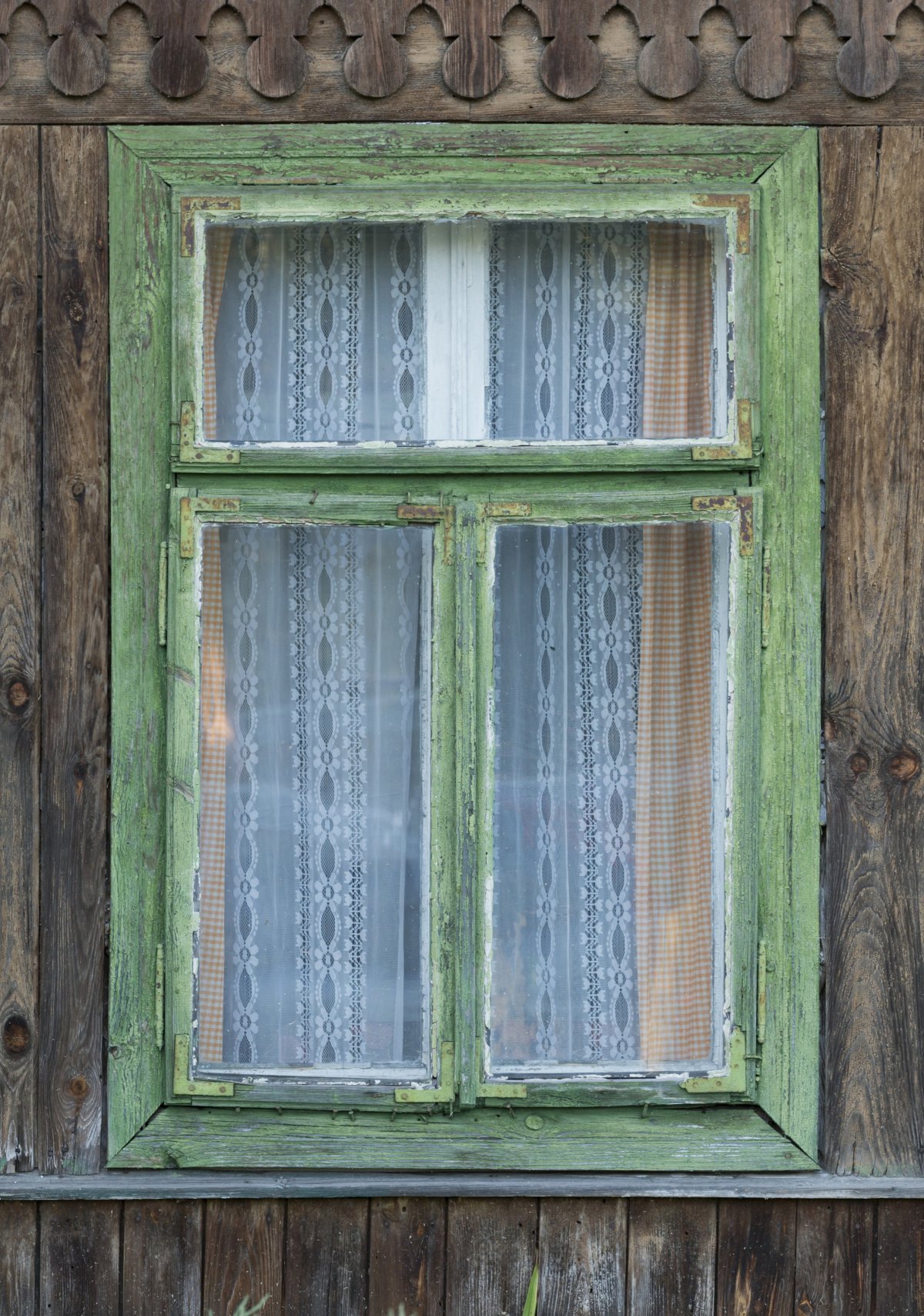 Деревенское окно с форточкой