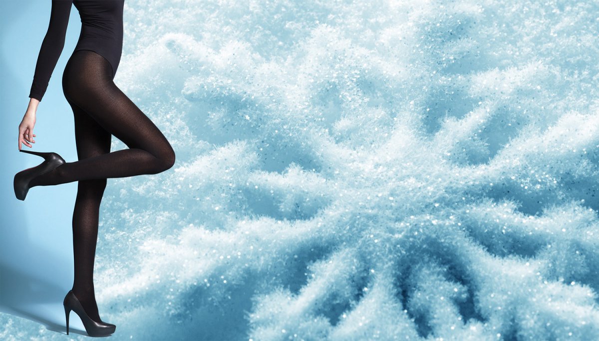 Девушки в капроновых колготках зимой