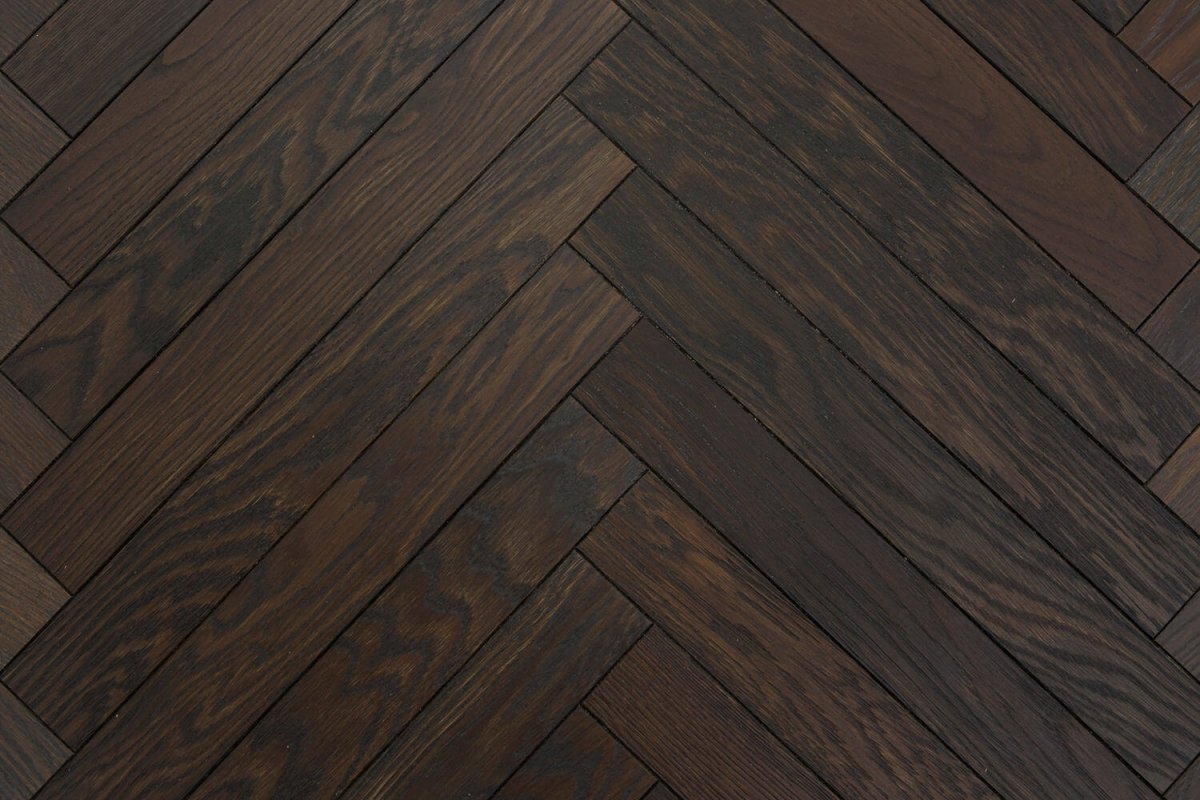 Темный пол елочкой
