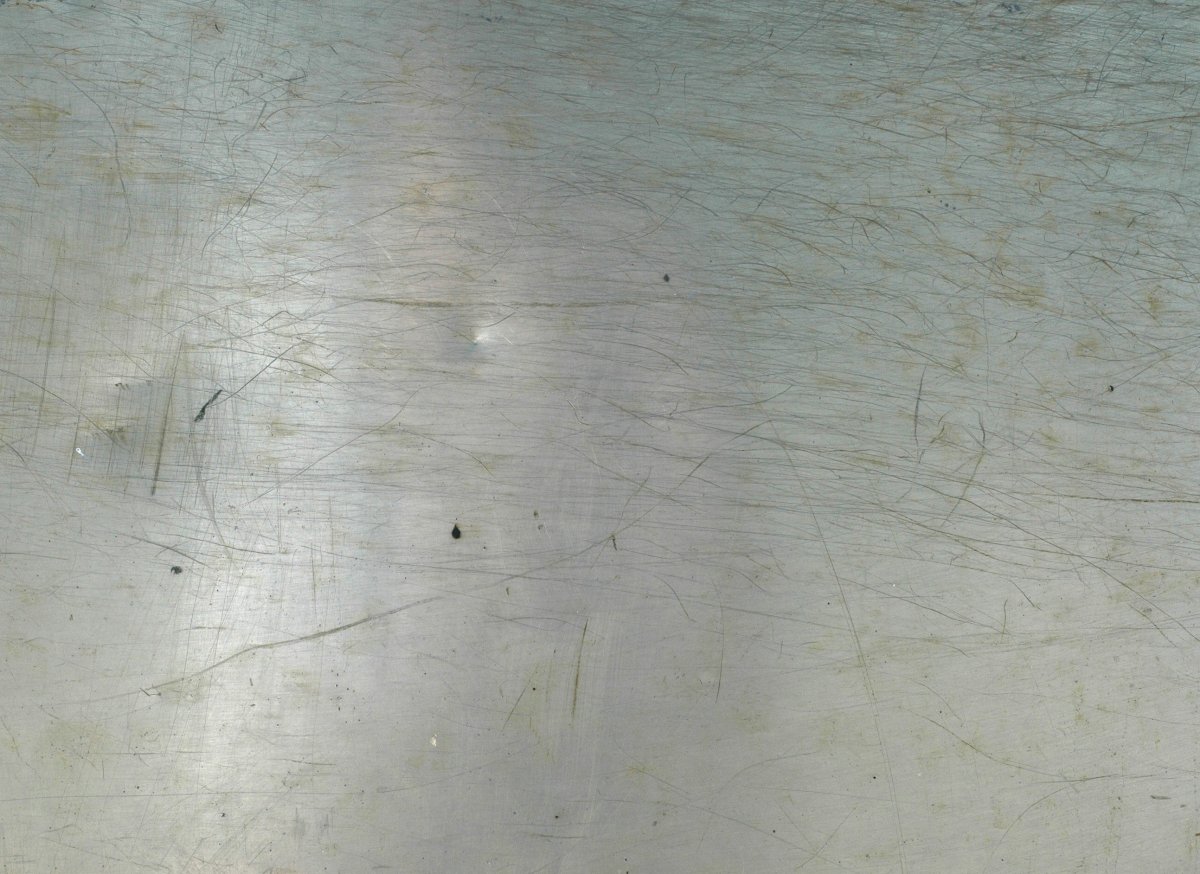 Вмятины на листе металла