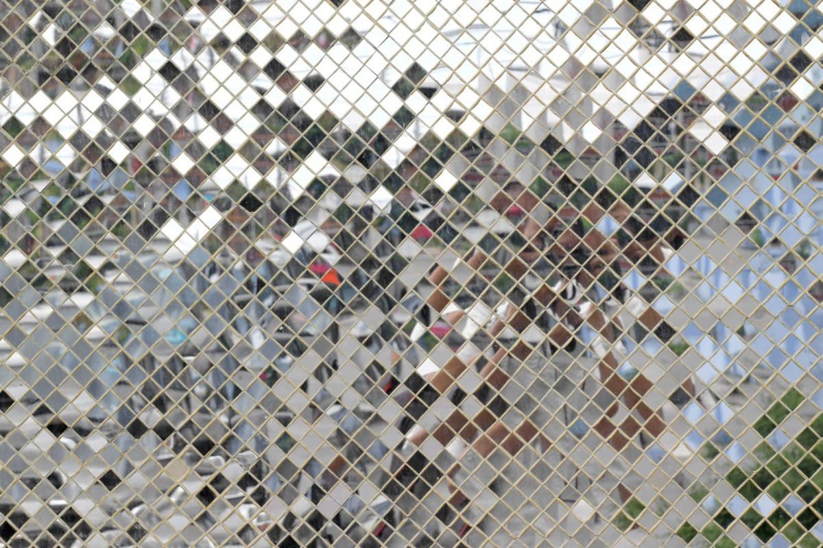 На фоне зеркальной мозаики