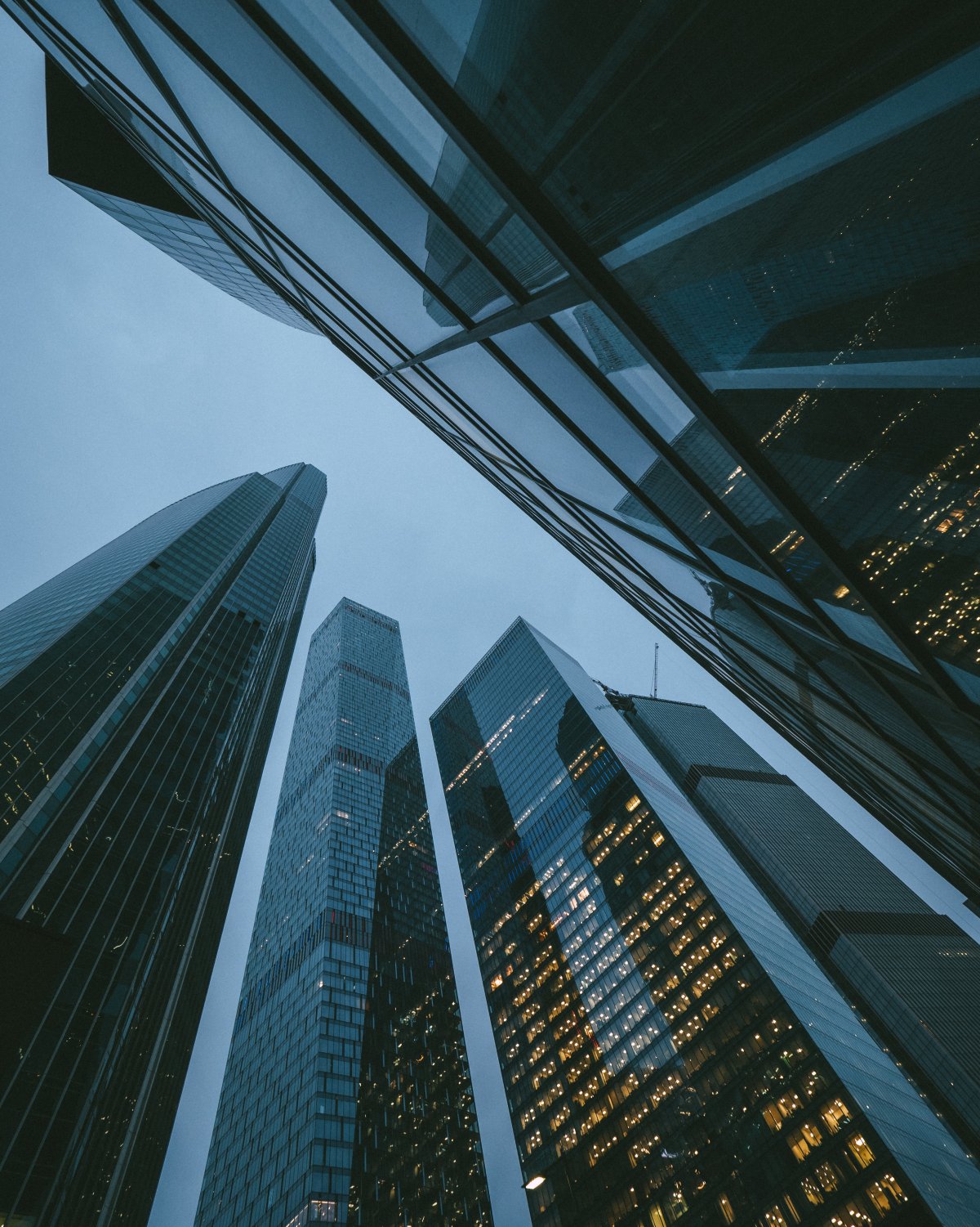 Окна небоскреба ночью