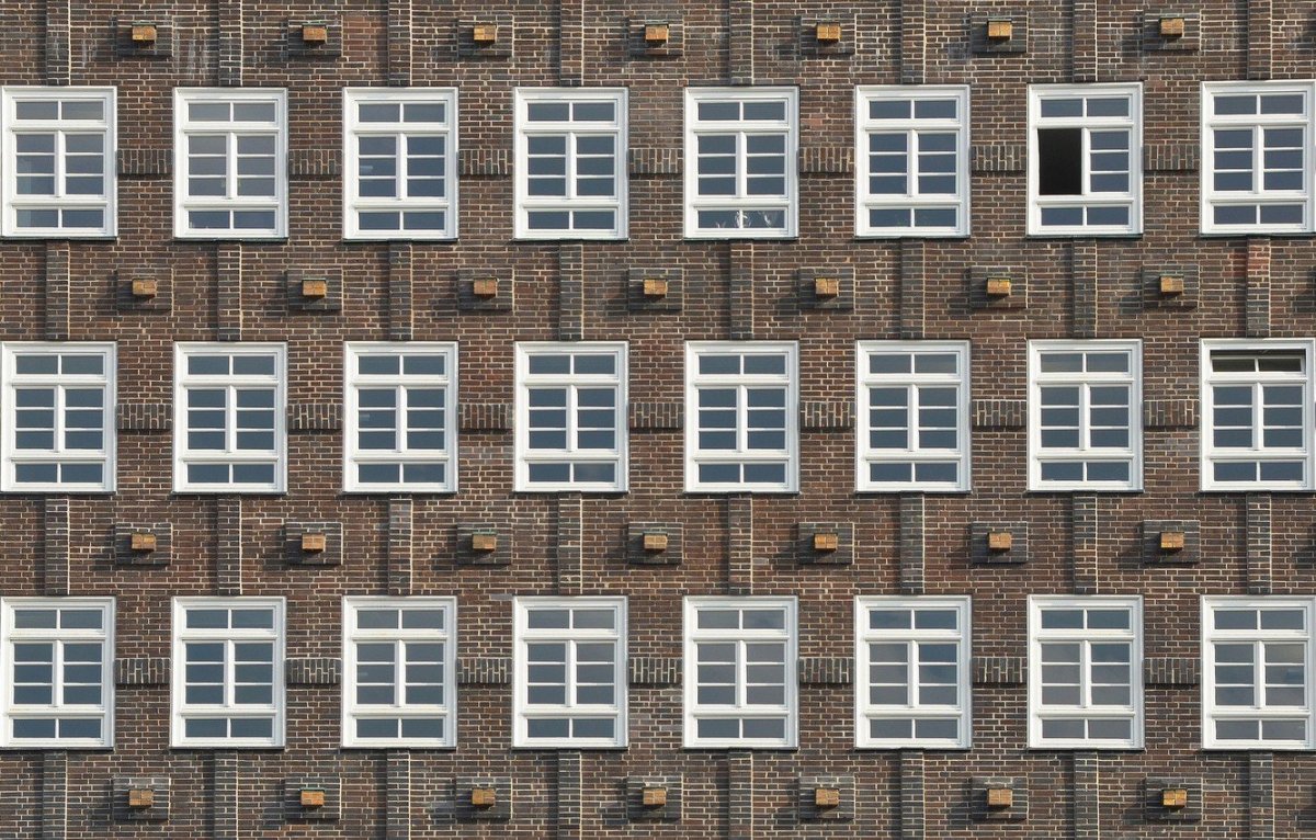 Многоэтажный дом окна