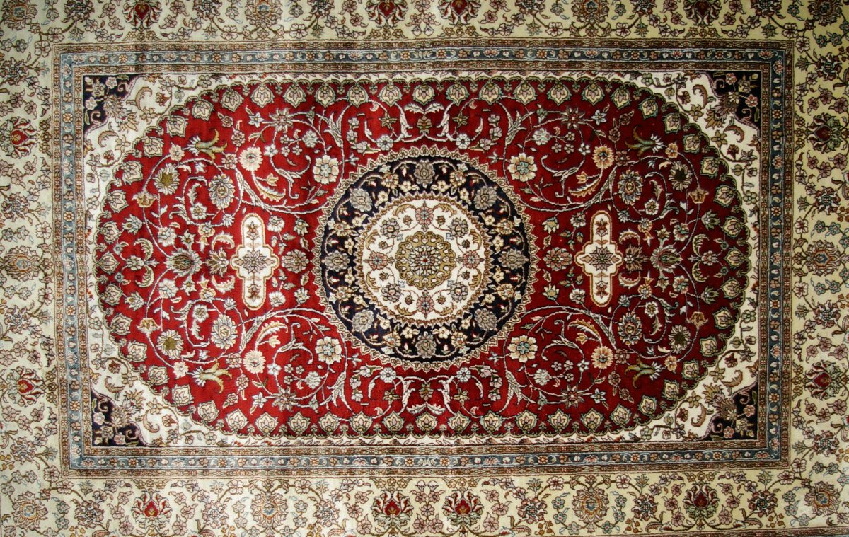 Фон ковер на стене