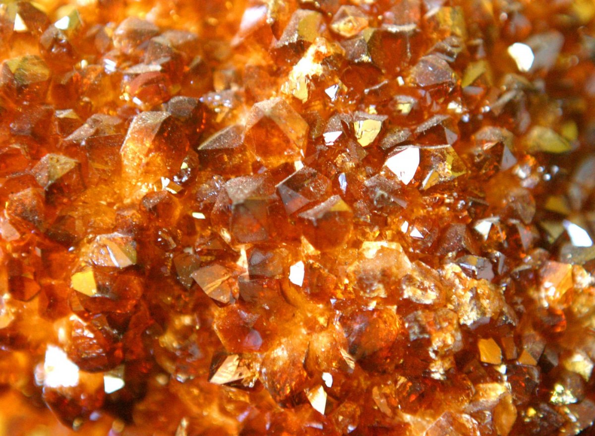 Бывает руда оранжевого цвета