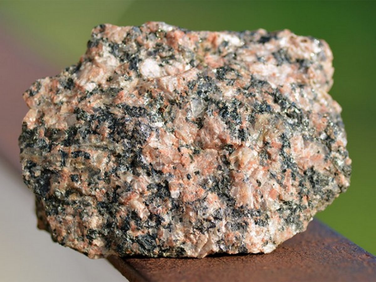 Гранит биотитовый Горная порода