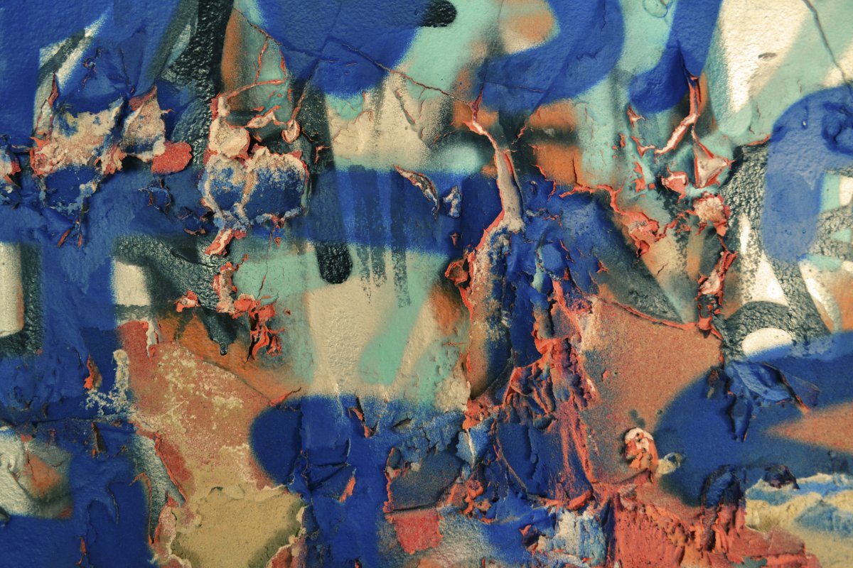 Потрескавшаяся краска на стене