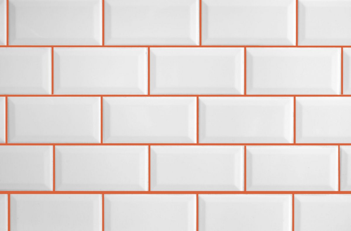 Белая плитка кабанчик с красной затиркой
