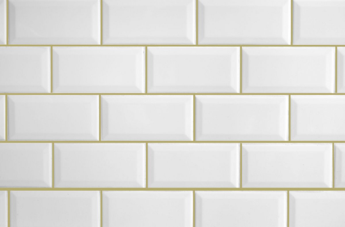 Белая плитка на стене