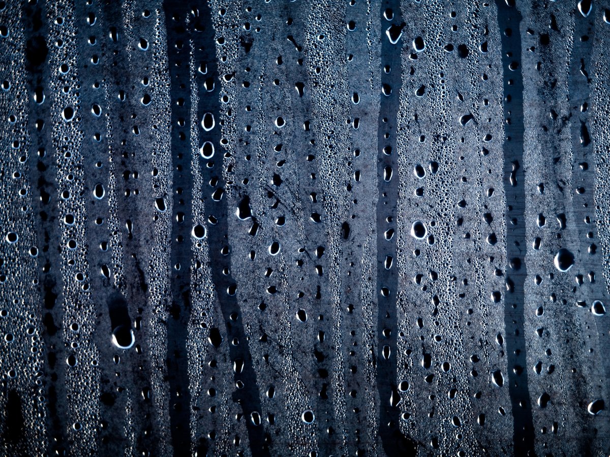 Капли на стекле