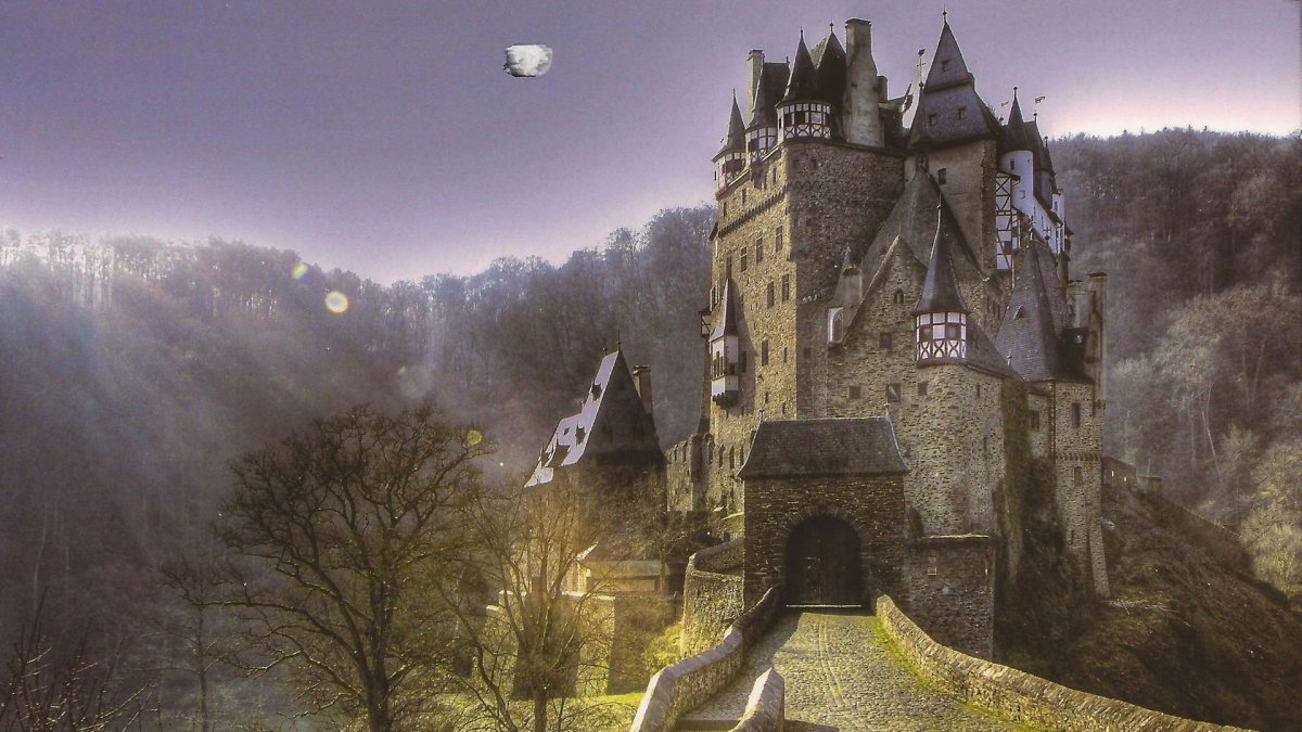 Замок Эльц мрачный.